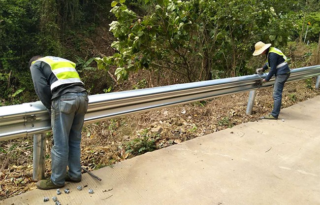 周口高速公路护栏的定期维护与保养